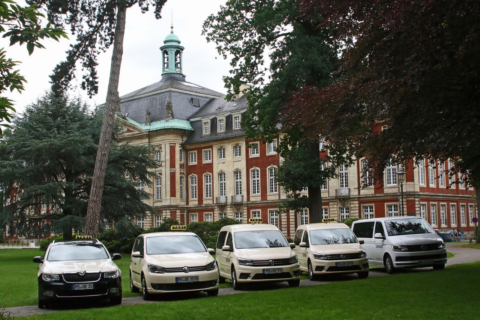 Taxi Monasteria - Der Fuhrpark von Taxi Monasteria vor dem Schloss Münster